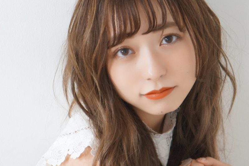 見つめるモデル